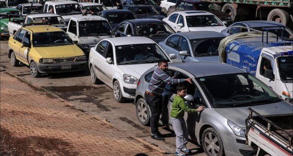 Гражданската война в тази държава бушува вече 11 година, но въпреки това в Сирия има пазар на нови автомобили. Той обаче е представен само от две марки - Hyundai и Kia, след като през 2019 г. японските Nissan, Subaru и Mazda се отказаха.

Що се касае до обемите, те непрекъснато падат. Ако през 2014 г. в Сирия са продадени 14 000 нови коли, то през 2021 г. техният брой е 1958 екземпляра, като от тях 499 са от Hyundai Tucson.