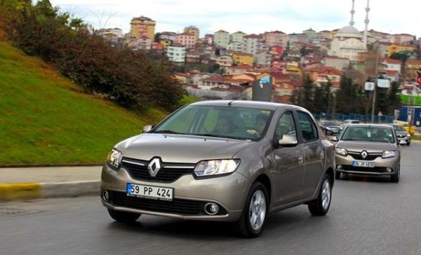 Правителството на тази африканска държава реши да укрепи местния автомобилен пазар. През 2013 г. в Алжир са продадени над 430 000 нови коли, след което беше поет курс към налагане на произведени в страната превозни средства. Чуждестранните автомобили бяха облагани с високи данъци, след това бяха въведени квоти за тях и в крайна сметка се стигна до забрана на вноса. Това, естествено, доведе до дефицит и продажбите паднаха 4 пъти.

Първа с организацията на локално производство се зае компанията Renault, която и досега е лидер на пазара. Пандемията обаче нанесе сериозен удар на местната автомобилна индустрия, като през 2020 и 2021 г. в страната бяха продадени по около 20 000 нови коли. Това означава по един нов автомобил на 2150 жители. Лидерите на пазара са Renault, Hyundai и Mercedes-Benz. А най-популярният модел е Renault Symbol.