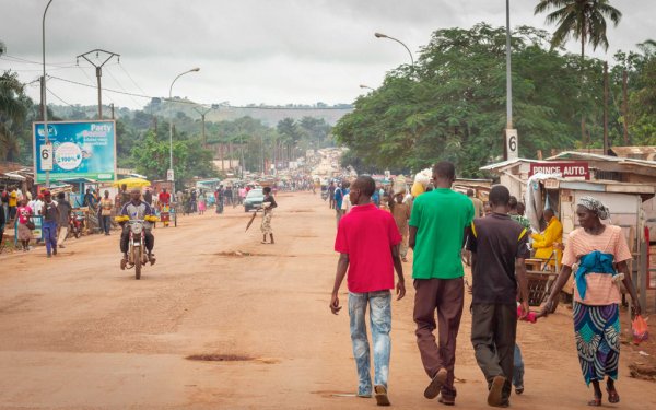 В една от най-бедните държави на планета се продава най-скъпия бензин. Причината е липсата на каквато и да е икономика. Официална статистика за продажбите на автомобили липсват (да не говорим за данните по марки и модели), но според изследване от 2020 г. те са около 400 бройки. Затова и населението ЦАР записва антирекорд в тази подборка &ndash; една нова кола на 40 000 жители.