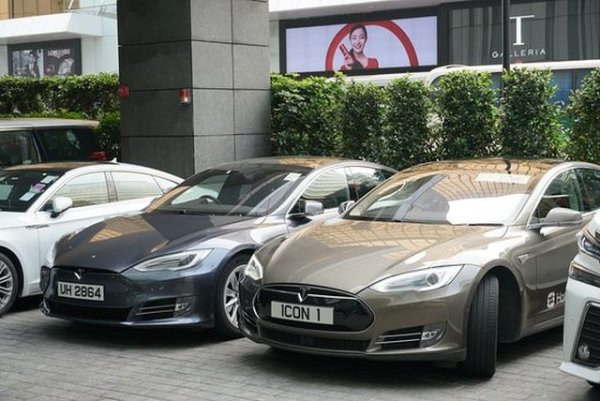 Най-скъпият бензин на света се продава в Хонконг, където литър от това гориво излиза близо 3 долара. Това обаче се дължи на високия стандарт на живот (средната заплата тук е 2200 долара), което се отразява и на лидерите на автомобилния пазар. Лидер е Toyota, следвана от Mercedes-Benz, Honda, BMW, Nissan, Tesla, Lexus, Audi, Kia и Volkswagen. Това са данните за 2019 г., което е последна в официалната статистика.
Обемът на пазара обаче не толкова голям &ndash; през 2018 г. той е 34 000 нови коли, а година по-късно &ndash; 38 000. Рекордът е от 2015 г. - 56 000 единици, но и тогава съотношението не е впечатляващо &ndash; при 7,5 жители една нова кола се пада на 133-ма души.