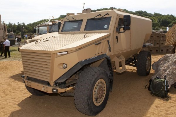Foxhound - английска военна машина, създадена с помощта на McLaren и BMW