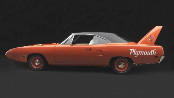 Този модел от 1970 г. и "брат му" Dodge Charger Daytona са първите серийни автомобили със задно крило. С V8 Hemi двигател и мощност 425 коня те развиват 300 км/ч на овалните писти.