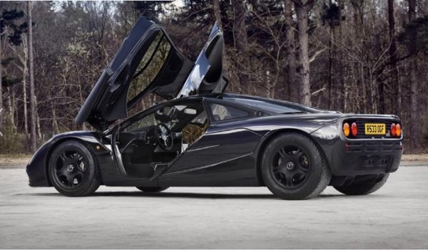 Това е един от най-яките представители в тази подборка. С помощта на V12 двигателя на BMW спортният автомобил може да развие максимална скорост от 386 км/ч.