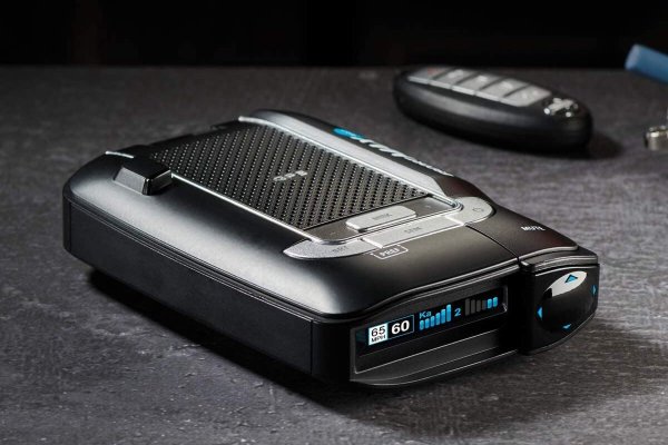 Използването на това устройство, чиято цел е да предупреждава за радари по пътя, е забранено и се преследва от закона. Така че едва ли някой полицай ще се направи, че не го видял. Още повече, че антирадарът обезсмисля до някаква степен стоенето на патрулите по пътя. Също така, много от по-новите устройство имат вградена камера и могат да изпълняват ролята на видеорегистратор, за който вече стана дума.