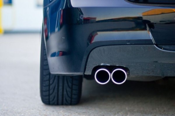 Също така в списъка с &bdquo;дразнители на полицията&ldquo; са шумният спортен ауспух и други подобни подобрения по автомобила. Силният шум, издаван от двигателя, със сигурност ще привлече вниманието на служителите на реда, което означава увеличение на шансовете за проверка. А при нея могат да бъдат открити доста неща.