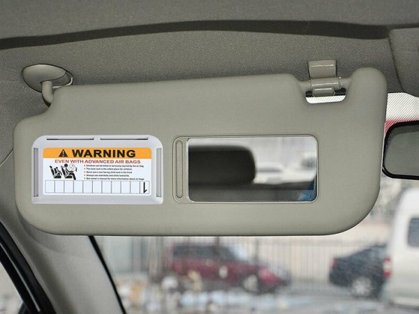 Факт е, че спуснатият сенник си има напълно легално предназначение, като особено през летните месеци той е много важен, тъй като предпазва от слънчевите лъчи. Някои шофьори обаче го използват и когато няма нужда от него, а това може да накара полицаят са реши, че човекът зад волана крие лицето си.