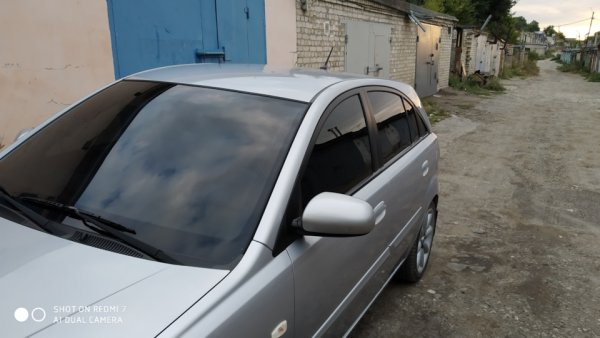 Общо-взето всичко казана за шофирането със спуснат сенник и със слънчеви очила се отнася и за тонираните стъкла. Пълната тонировка е забранена, което означава и проверка от служителите на реда.