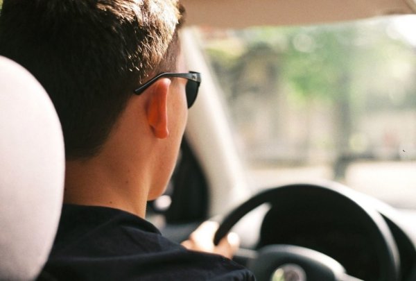 Тук важи същото като за сенника. Тъмните очила, особено когато няма нужда от тях, могат да станат причина за привличане на интереса на катаджиите на пътя. Те просто ще сметнат, че шофьорът крие нещо.