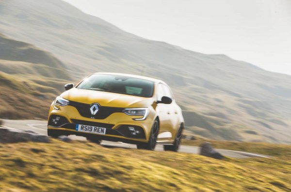 Инженерите на Renault Sport използват последното поколение на системата &ndash; 4Control при Renault, за да превърнат хот-хеча в още по-забавна кола за пистата. В сравнение с автомобил без тази система ъгълът на въртене на волана се намалява с 40%.

