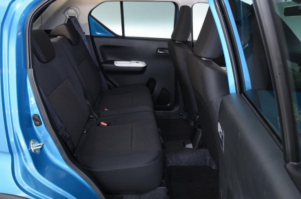 Градска кола? С място за краката? Звучи невероятно, но Suzuki Ignis е точно такава, защото задните седалки могат да се плъзгат и в двете посоки. Така се осигурява повече пространство за пасажерите или повече обем на багажника. На задните седалки спокойно се побират четирима възрастни, които, заради конструкцията на този мини-SUV, седят високо. Предлага се и версия със задвижване на четирите колела, но тя не си заслужава.