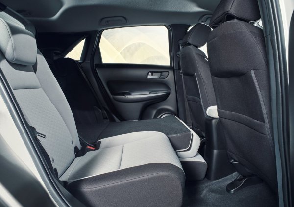 Някои малки автомобили се фокусират върху това да изглеждат страхотно или да се шофират брилянтно,но Honda Jazz е изцяло посветена на предоставянето на гъвкави, практични места за настаняване на хората и техния багаж. За тази цел има много място за краката на предните и задните седалки, така че четирима възрастни ще се настанят удобно в салона. А между тези на задния ред може да седне и едно дете.