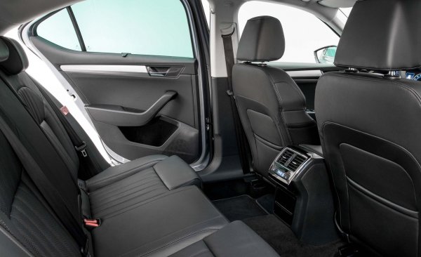 Skoda Superb Estate отговаря на всички изисквания за просторен автомобил, като това се отнася не само за големия багажник, но и за местата за возещите се. Ако сте среден на ръст и преместите предната седалка, на която седите, максимално напред, пак ще ви остане достатъчно пространство. Пътниците на задните седалки също могат да се изтегнат спокойно, без да притесняват останалите.