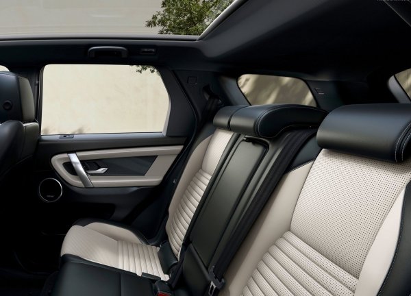 Елегантният външен вид на Land Rover Discovery Sport подсказва, че това е един от най-просторните автомобили в класа си. Височината на кабината позволява на пътниците да стоят почти изправени, а пространството за краката е повече от достатъчно. Средният ред седалки (Disco Sport е със 7 места) може да се мести напред или назад, като дори може да се накланя. Този автомобил има и още едно огромно предимство - той може да се движи по тежък терен.