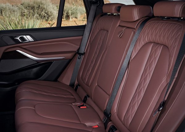 BMW X5 наистина предлага по нещо за всеки - и това нещо е пространство. То прилича на стая за четирима обитатели, които могат да си вземат достатъчно багаж и за дълъг престой извън дома. Прибавете към това и интериора от много висок клас и отличното информационно развлечение, предлагано от мултимедийната система и ще разбере, защо X5 е сред най-добрите предложения на пазара.