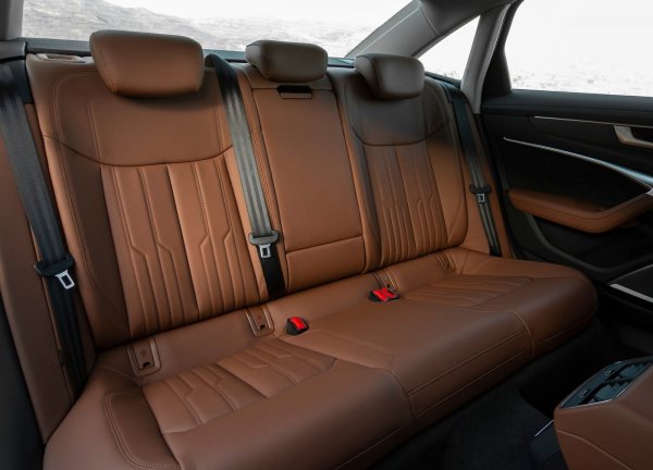 Audi A6 е огромен автомобил, като едно от най-големите му предимства е именно пространството при задните седалки. За да се възползвате максимално от комфорта в кабината, си струва да платите допълнително за въздушно окачване, което прави автомобила приказно релаксиращ на магистралата. То обаче не е особено приятно при движение по път с много завои или в градски условия.