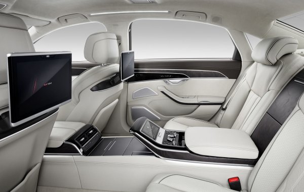 Тази изключително дълга Audi A8 е превъзходна лимузина и защото мястото отзад ви позволява да си изпънете краката след тежък и уморителен ден в офиса. Едновременно с това ще бъдете заобиколени от високотехнологично оборудване, комбинирано с впечатляваща тишина. Ако изберете предлаганото като опция Predictive Active Suspension (активно окачване), което сканира пътя отпред и поема всички неравности, ще се чувствате още по-удобно.