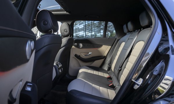 Mercedes EQC е луксозен електрически автомобил, който е удобен за шофиране и има максимален пробег от 420 километра. Той предлага забележителен интериор и достатъчно място за пасажерите на задните седалки, дори шофьорът и неговият спътник отпред да са високи хора и да са преместили седалките си назад. Недостатъкът на тази кола е багажникът, който не е от най-големите.