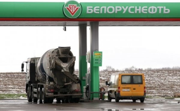 Задължителните минимални акцизни ставки, налагани от ЕС, означават, че в почти всички страни извън общността бензинът е по-евтин. Оставяме настрана Русия, която като основен производител на петрол поддържа цени от порядъка на 0.56 евро за литър. Но бензинът е доста евтин и в Беларус (0.63 eвро), в Армения (0.70), в Молдова (0.91), в Украйна (0.93). 
