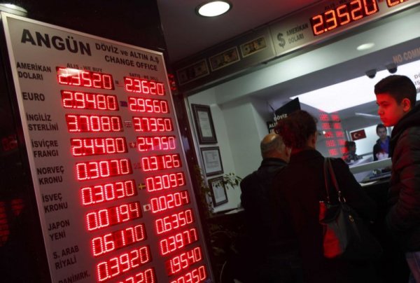 Заради сериозната девалвация на турската лира напоследък в момента изключително изгодно е да се зарежда и в Турция - средната цена за А95 е 8.03 лири, или 0.77 евро на литър. На някои бензиностанции се продава дори за 0.65 евро. Дизелът е по 72 цента за литър средно. 
