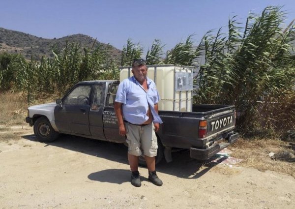 Естествено, че мнозинството българи са съвсем наясно с цените на горивата в Гърция. Но може би не знаете, че в последните месеци гръцкото правителство още веднъж увеличи ставката на акциза. Затова сега там ви очаква една от най-високите цени в Южна Европа - средно 1.61 евро, или с цели 1.12 лева повече на литър. 
По-добре стоят нещата при дизела, който се субсидира от гръцкото правителство като начин да се подкрепят селските стопани. Средната цена на дизеловото гориво е 1.37 евро, а някои бензиностанции отчитат цени дори от 0.87 цента на литър. 
