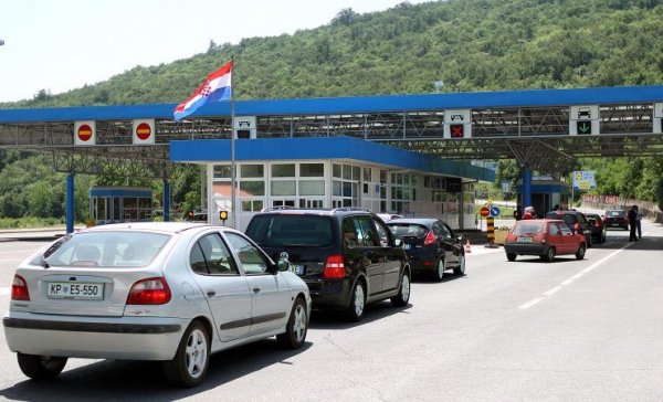 За множеството българи, пътуващи през Западните Балкани към Италия и Западна Европа, ще е полезно да знаят, че най-изгодните цени на горивата всъщност са в Словения - средно 1.20 евро за литър. Преди това в Сърбия цената е 1.31 евро, а в Хърватия - 1.40. Разстоянието от българската граница при Калотина до хърватско-словенската при Брегана е 757 км и автомобилите с по-голям резервоар спокойно ще го вземат наведнъж, а другите могат да минат с едно по-малко зареждане. Но имайте предвид, че цените на самата магистрала са по-високи, отколкото ако се отбиете в някое градче отстрани. 
Същото важи и за пътуването към Централна Европа - в Унгария бензинът е по-евтин, отколкото в Сърбия (1.22 срещу 1.31 евро). 
В останалите балкански държави цените са по-приемливи: 1.09 евро в Босна, 1.11 в Северна Македония, 1.14 в Румъния и 1.18 в Албания. В Черна гора е като в Сърбия - 1.31. 
