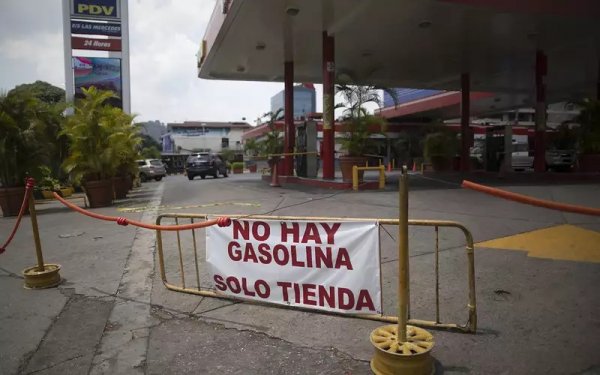 Страната с най-евтиния бензин в света е онази с най-големите доказани запаси петрол - Венесуела. Там литър безоловен в момента струва 5000 боливара, или еквивалента на... 1.6 евроцента. Всъщност бензинът е двойно по-евтин от бутилираната вода. Пълен резервоар от 40 литра излиза еквивалента на 1.25 лева. 
Но има един малък проблем: заради икономическата блокада и бензинът вече е дефицитна стока и се отпускат ограничени количества месечно. А на черния пазар литърът е над 4 евро.
