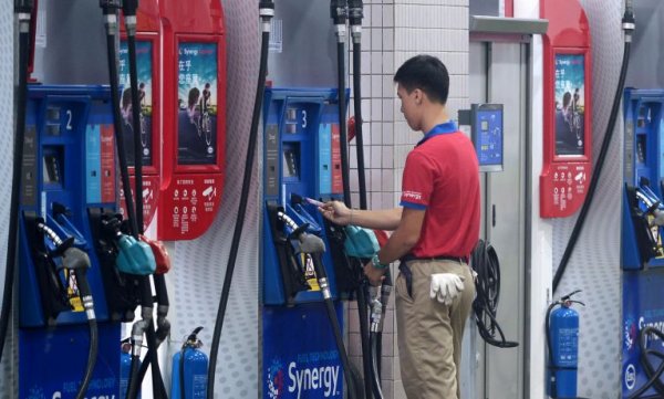 Едва ли ще ви изненада, че най-скъпото гориво е в града, където неотдавна едно-единствено паркомясто бе продадено за 1.3 милиона долара. В момента литър бензин струва около 2.09 евро. 
