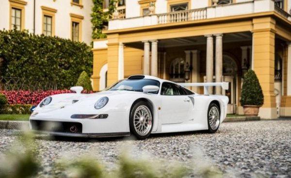 През 1996 Porsche втрещи конкурентите си в GT1 шампионата, като намери хитра вратичка в правилата. Вместо да модифицира сериен модел за участие в състезания, германската компания разработи състезателна машина от нулата и после, за да я хомологизира, направи и малка "цивилна" серия, наречена Strassenversion. 
