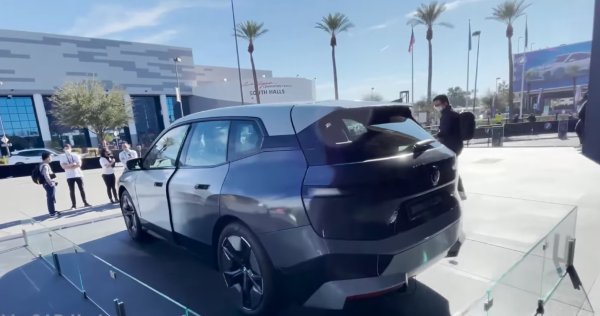 Поради ограниченията на електронното мастило, концепцията на BMW можеше да използва само скала на сивото, но е ясно, че технологията може да бъде допълнително подобрена в бъдеще, за да позволи повече цветове и различни персонализации. Освен това, тя може също така да доведе до няколко други големи предимства, включително подобрена ефективност, тъй като такава технология може да помогне за по-доброто абсорбиране на слънчевата светлина.