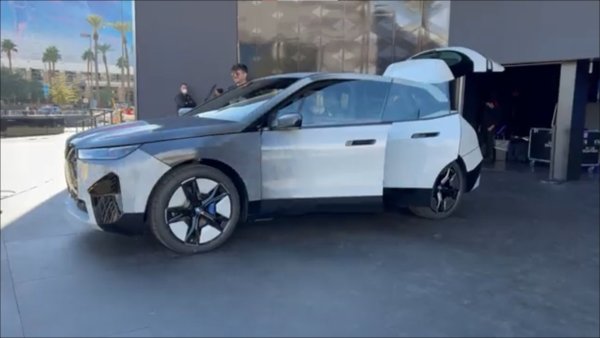 BMW изненада света на CES с необичаен прототип iX. И докато за много хора друг iX може да звучи като скучно нещо, германският автомобилен производител използва този модел, за да представи система за промяна на цвета. В случая BMW създаде кола, която може да променя цветовете си с помощта на специална система за електронно мастило, която е интегрирана в обвивка, монтирана върху каросерията.