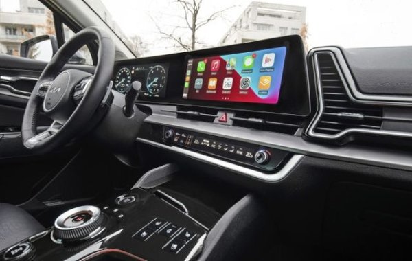 Apple използва годишното си събитие за разработчици, за да представи изживяването CarPlay от следващо поколение. Предвижда се да заработи следващата година, като новият CarPlay поема целия салон и използва абсолютно всички дисплеи, които са инсталирани в автомобила.