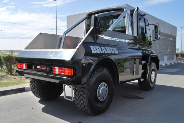 Салонът на пикапа е суперлуксозен, като се залага на елементи от карбон и няколко вида естествена кожа. Освен това, в него има два климатика, навигационна система и информационен сервиз.