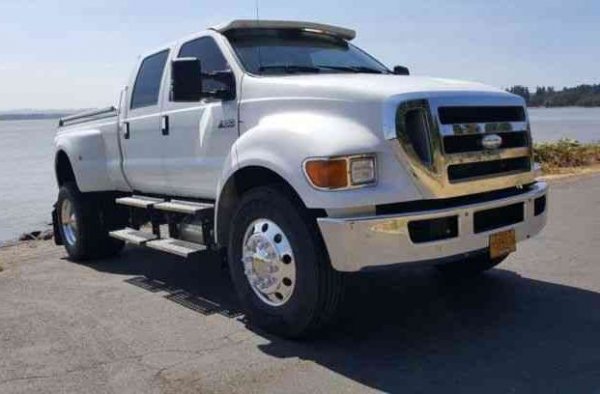 Ето един представител на семейството F-650 Super Duty, в което влизат и камиони с различна големина и предназначение. Той също е построен на рамно шаси, като предлага богато оборудване на салона и материали от високо качество. Товаренето допълнително се улеснява от задното пневматично окачване.