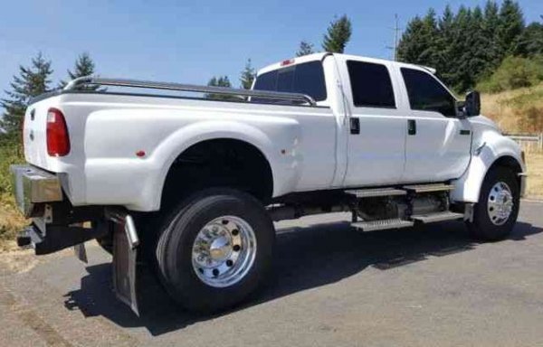 Под капака е поставен 6,7-литров V8 дизел с мощност 330 к.с., който е съчетан с 6-степенна автоматична скоростна кутия. Пикапът спокойно тегли дори влак с тегло 22 тона. В един момент Ford предлагаше и версия с 6,8-литров бензинов V8 с 320 к.с., който обаче през тази година е заменен от V8 с обем 7,3 литра, развиващ 350 к.с. Всичко това не е евтино, тъй като цената на модела е поне 100 000 долара.