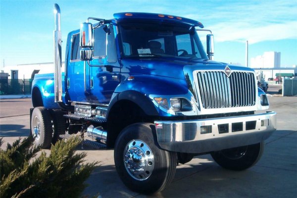 Началото на историята на този модел е от 2004 година, когато стартира производството на пикапите от семейството XT. Машината е с постоянно задвижване на четирите колела, двойни задни гуми и товарна платформа. Задвижването става със 7,6-литров дизелов V8 с мощност 220 или 330 к.с. Скоростната кутия е 5-степенна автоматична.