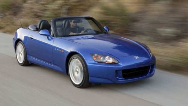 S2000 беше олицетворение на чистата шофьорска тръпка. Високооборотна атмосферна &bdquo;четворка&ldquo;, 6-степенна ръчна кутия и задно предаване &ndash; абсолютно нищо излишно между водача и пътя.

Производството спря през 2009 г. и оттогава Honda така и не предложи истински заместник. Да, новият Civic Type R е феноменален на писта, а NSX се завърна за кратко, но лекият, забавен роудстър просто липсва. Огромна пропусната възможност за марката!
