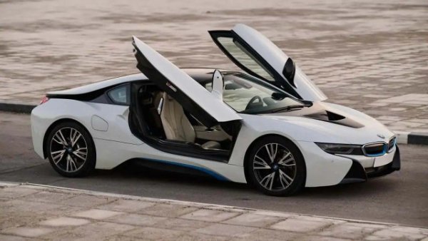 i8 никога не е бил класически спортен модел &ndash; когато излезе, той по-скоро ни показа как ще изглежда бъдещето. С карбонова структура, plug-in хибридна система и футуристични &bdquo;пеперудени&ldquo; врати, той караше всяка друга кола на пътя да изглежда скучна.

Спряха го през 2020 г. и днес, когато електрифицираните спортни коли са ежедневие, е странно, че баварците не предлагат нищо толкова смело и авангардно.
