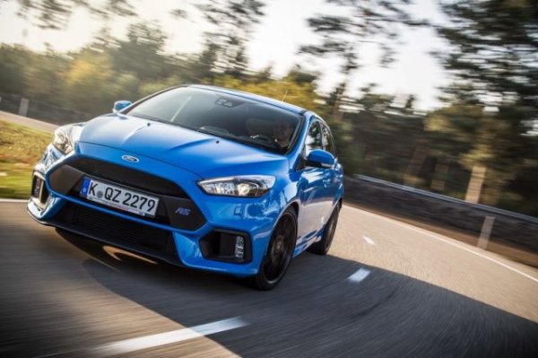 Десетилетия наред Ford беше синоним на достъпна спортна емоция, а Focus RS бе най-дивото ѝ проявление. От хомологационния звяр от първото поколение, през култовия 5-цилиндров турбо мотор на Mk2, до финалния Mk3 с неговите 350 коня, 4х4 и прословутия Drift Mode.

Приказката приключи през 2018 г. Днес Ford агресивно орязва спортната си гама, а през тази година и самият стандартен Focus отива в историята. Шансът за нов RS вече клони към нула.
