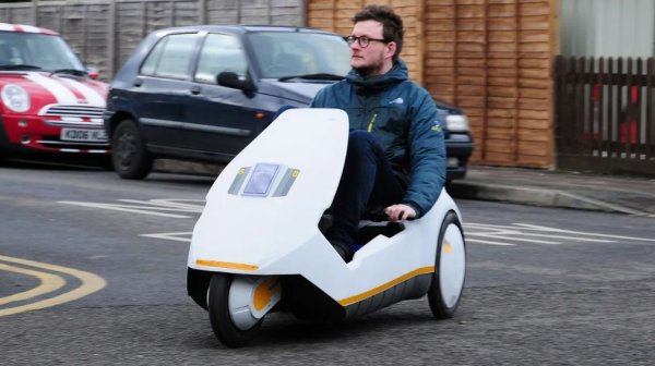 В настоящата среда, където желанието за устойчива лична мобилност предоставя все по-радикални концепции като сгъваеми микроавтомобили, Sinclair C5 не изглежда толкова неправилно, както през 1985 г. Изобретателят му - сър Клайв Синклер, беше придобил голяма слава благодарение на огромния успех на домашния компютър ZX Spectrum, така че имаше огромно нетърпение, когато насочи вниманието си към градския транспорт.

Но чаканият с нетърпение C5 напълно не успя да го постигне. По същество това беше задвижвана от батерии триколка, която се управляваше от кормило, разположено под коленете на потребителя, но също така има недостатъчна мощност, като осигуряваше само 0,34 к.с. и можеше да развива само 28 км/ч. Пробегът е ограничен и няма защита срещу природните стихии. Затова и не е случайно, че от C5 са произведени едва 5000 бройки.