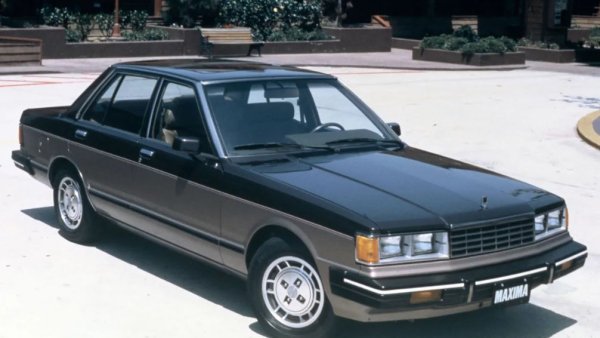 Преди около 40 години Nissan представи кола, която изглеждаше като нещо от научнофантастичен филм. Въпросният модел беше седанът Maxima за американския пазар, като той въведе система за гласово предупреждение, която предава набор от съобщения, уведомяващи за потенциални проблеми, като например оставащи отворени врати и оставени светлини. В сравнение с интелигентните асистенти, с които сме свикнали сега, технологията, която предостави това, изглежда проста - използвани са фонограф и три-инчова пластмасова плоча, включваща шепа сигнали.

Един или двама други производители последваха примера на Nissan и пуснаха „говорещи коли“, включително Austin Maestro с неговото цифрово табло. Въпреки това, идеята винаги се е чувствала като нещо като трик и никога не е завладявала правилно въображението на обществеността.