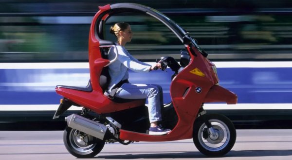 Страхотен на теория, но в действителност BMW C1 беше разочароваща смесица от идеи – скутер с покрив (с любезното съдействие на алуминиева клетка, предназначена да осигури допълнителна защита при катастрофа), който изискваше водачите да носят предпазен колан, но не и каска. Двигателят с обем 125 куб. см с 4 клапана изглеждаше достатъчно мощен на хартия, но C1 беше тежък, което означаваше, че производителността му е напълно недостатъчна.

На всичко отгоре, това превозно средство струваше около 4000 британски лири, което означаваше, че продажбите са бавни. Вероятно най-големият проблем с C1 обаче беше фактът, че подобна неудобна машина нямаше никакви шансове на улицата, въпреки че беше доста иновативна. И в крайна сметка производството беше спряно през 2004 г.