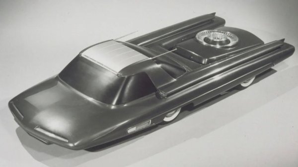 Докато в наши дни мисълта за кола с ядрен реактор изглежда напълно необичайна, през 50-те години тя се смяташе за достатъчно жизнеспособна, за да може Ford да произведе умален модел, с който да покаже как би изглеждало подобно превозно средство. Идеята зад Nucleon беше, че реактор, разположен в задната част на колата, ще използва делене на уран, за да загрее генератор, който ще преобразува съхраняваната вода в пара, задвижвайки набор от турбини. Те ще захранват колата и електрически генератор.

Предимствата, които Ford предвиждаше, бяха почти нулеви емисии и превъзходна „горивна ефективност“, като доливането на уран се изисква само на всеки 5000 мили. Въпреки че звучеше като интересна концепция, множество опасения – включително размера на реактора, какво да се прави с отпадъците и потенциалните последици от катастрофи, гарантираха, че Nucleon ще си остане само идея.