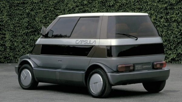 Идеята за модулна кола е представена през 1982 г. от Italdesign Capsula. Това е концепция, създадена от Джорджето Джуджаро (дизайнер на такива класически машини като DMC DeLorean и BMW M1). Мисълта зад подобно решение е проста - модулно шаси, върху което могат да се приложат различни кабини на капсули. Така че, ако искате да превърнете лек автомобил в микробус или линейка, няма проблем. Всичко, което трябваше да направите, е да премахнете една капсула и да я замените с друга.

Платформата съдържа и други ключови елементи, включително монтиран отпред двигател на Alfa Romeo, скоростна кутия, окачване, резервоар за гориво и други, като всичко беше под краката на пътниците, седящи в каквато и да е капсула. Проблемът е в потенциалната цена, така че Capsula така и не надхвърли концептуалния си статус. Но пък е пример за амбициозна иновация и заслужава известно уважение.