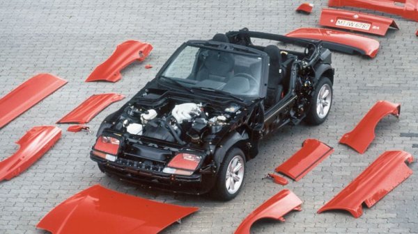 Някои нововъведения, които не успяха да се наложат, сега предизвикват умиления у мнозина, като пример за тома са „изчезващите“ врати, които се появяват на роудстъра BMW Z1, произвеждан между 1989 и 1991 г. Умаленият двуместен автомобил все още изглежда доста готин, а неговият най-забележителен елемент бяха вратите, които се плъзгаха вертикално надолу в прага с натискане на бутон, вместо да се отварят по конвенционален начин.

Това стана възможно благодарение на механизъм, включващ електрически двигатели както в прозореца, така и във вратата, пръти и назъбен гумен ремък. Предполагаемата полза беше по-лесният достъп, но това беше спорно, като се има предвид, че прагът на колата все още беше разположен твърде високо. И оставаше впечатление, че вратите са напълно безсмислени. Прибавете към тях и пластмасовите панели на каросерията и ще разбере защо този роудстър не успя.