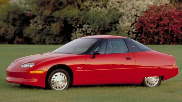Може да изглежда неоправдано грубо да се определя като „провал“ пионерът на General Motors при електромобилите – EV1, който беше произвеждан в САЩ между 1996 и 1999 г., но е много трудно да бъде наречен и „,успех“. Това беше създаден заради закон в Калифорния, който задължаваше автомобилните компании да произвеждат превозни средства с нулеви вредни емисии, за за може да продължат да предлагат продуктите си в щата.

Двуместният EV1 с мощност 102 кВт беше даван под наем на клиенти в Лос Анджелис, Сакраменто и Сан Франциско, а също така във Финикс и Тусон в Аризона. Цената на проекта обаче беше прекалено висока и когато калифорнийският регламент беше оспорен успешно в съда, GM веднага дръпна щепсела на проекта.