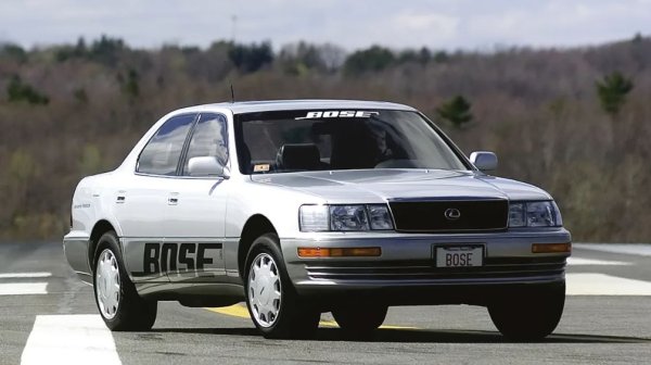 В началото на 80-те години компанията Bose реши да се насочи към създаването на високотехнологично автомобилно окачване, като положи огромни усилия в тази посока. Затова и провалът по-скоро е на търговска основа, а не на техническа. Идеята в случая е да се използват електромагнитни драйвери от високоговорители вместо традиционните амортисьори, за да се осигури гладко возене по всяко време, докато каросерията на автомобила остава равна.

Системата разполага с допълнителни сензори, които наблюдават пътя пред вас, търсейки дупки и неравности, което означава, че окачването ще се регулира проактивно, за да гарантира, че комфортът се запазва. Проблемът обаче е във високата цена, което отказа дори малкото производители, проявили интерес към тази технология. Не всичко обаче е загубено, тъй като някои от идеите са използвани по-късно в седалки за камиони.