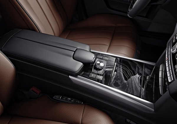 Собствениците на версии на E-Class със задвижване на четирите колела на свой ред се оплакват от появата на пукнатини върху гумата, предпазваща шарнирите от попадане на вода и мръсотия. Ако не се обърне внимание на този проблем, се налага замяна на самите шарнири, която никак не е евтина. Затова се препоръчва, гумените предпазители да се преглеждат редовно и при нужда да се сменят.