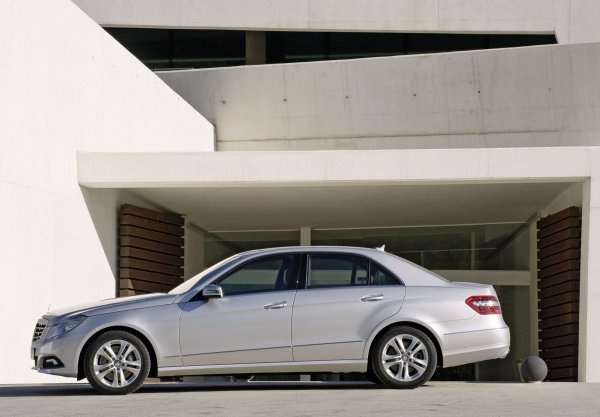 Най-разпространената автоматична трансмисия на Е-Class (W212) е 5-степеният „автомат“ от серията 722.6. Експертите отбеляват, че това е една от най-надеждните скоростни кутии, предлагани някога на пазара, като тя не би трябало да създава проблем на собственика на автомобила дори при пробег от 250 000 км.