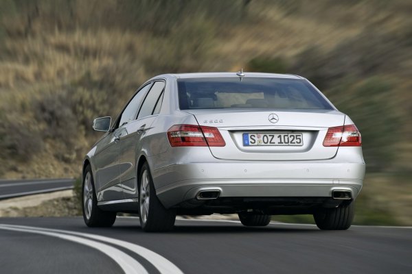 При достигане на пробег от 90 000 км за Е-Class е предвидено голямо техническо обслужване, при което задържително се сменя ангренажния ремък, който в случая е верига. Потенциалният купувач трябва задължително да обърне внимание на това, дали тя е сменена. Особено внимание изисква 1,8-литровият мотор, тъй като при него веригата е доста тънка (почти като на велосипед) и съответно бързо се износва. И ако не е сменена, може да се скъса, което ще доведе до сериозна повреда на двигателя.