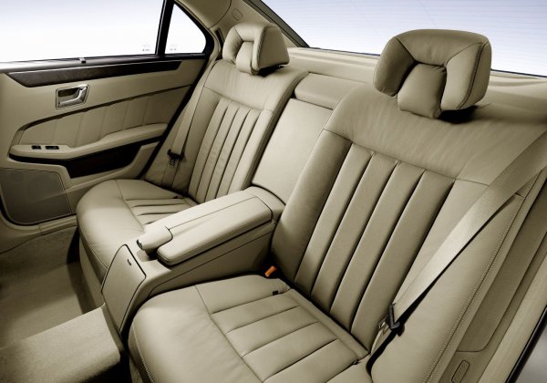 Не бива да се пренебрегва и интересът, който крадците на коли традиционно проявяват към колите на Mercedes. Така, че с такава E-Class можете да се видите в приключение, но пък от друга страна – при малко повече внимание и ако имате късмет, може да притежавате един наистина великолепен автомобил.